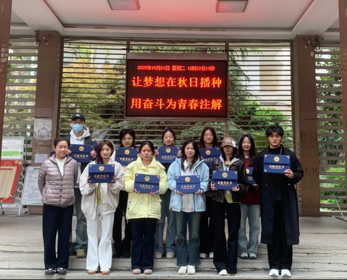 秋日播种梦想，奋斗注解青春！我校志愿者获长江文化艺术节服务证书，定格责任担当瞬间